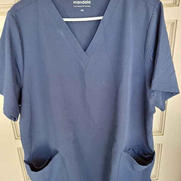 Mandala Navy Blue V-Neck Scrub Top Plus Sz2XL Short Sleeves Pockets - Picture 6 of 6